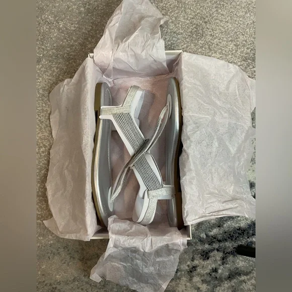 Bandolino Kayte 2 Silver Rhinestone Thong Sandals - Size 6.5 (NIB) - Picture 10 of 12